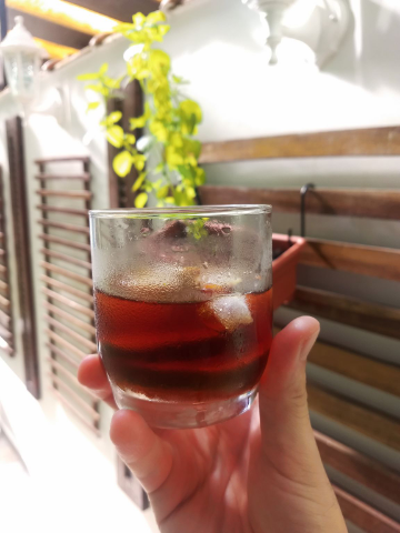 Cold brew caseiro ☕
Moagem grossa, 100g de café, 1L de água. Deixei na geladeira bem fechado por 10hrs e depois coei no filtro. Curti demais!!