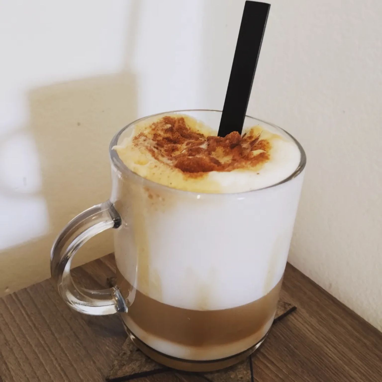 Dá até satisfação ao olhar essa caneca cheinha assim! 😍

Um caramel latte macchiato de leve para começar o dia. ☕