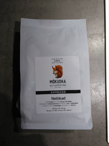 Very interesting idea - 100% Robusta blend. Practically zero acidity, round and full. A bit hoppy, not exactly my taste. But works great in cappuccino.