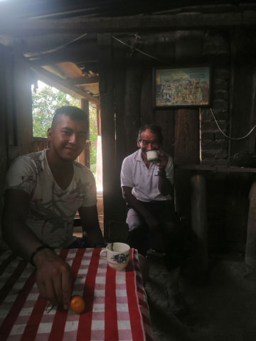 Compartiendo un rico café completamente orgánico con el dulse sabor a campo