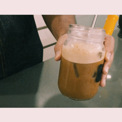 Disfrutando de un delicioso cafe Vietnamita.