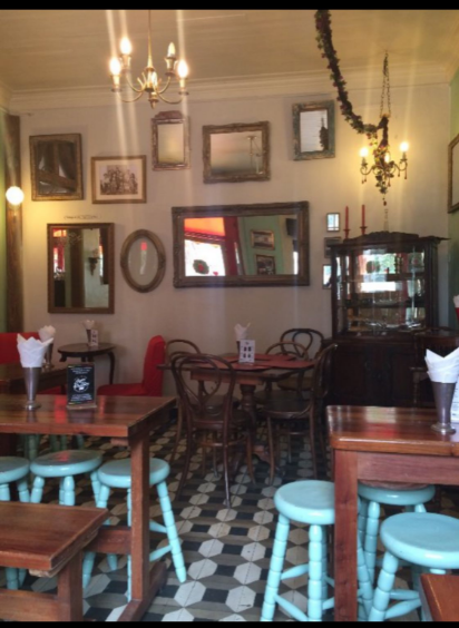 Muy buenos momentos en este hermoso cafe de Almirante Montt 418 Cerro Alegre Valparaiso Chile.