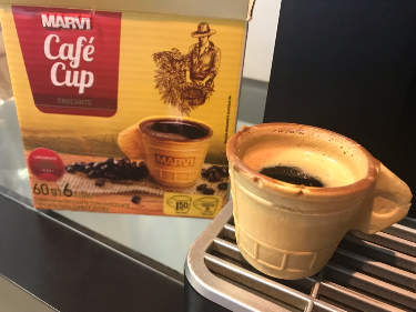 Adorei a novidade: a casquinha tem chocolate dentro, mas não afeta tanto o sabor do café. Deixa levemente adocicado. Não amolece e depois pode ser comida. Tem mais chocolate no fundo e é uma delicia! Com Café Evolutto !