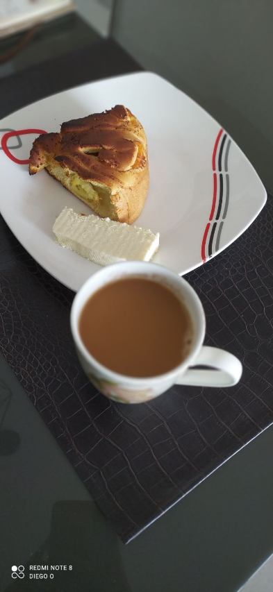 Así comenzamos un día más, con un delicioso café en V60 con crema, acompañado de una deliciosa tajada de queso y un delicioso pan con queso. Feliz viernes les deseo.