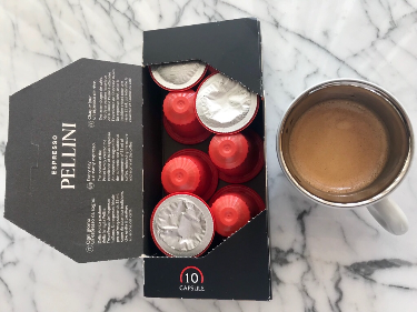 Café encorpado, sabor doce, delicado, aromas de melado e acidez bem balanceada. Pouca persistência. 
Tenho notado nas cápsulas embaladas com nitrogênio, que apresentam com muita frequência, falhas de embalagem que afetam muito o resultado final. Nas bem embaladas, o selo de alumínio fica estufado. Você aperta levemente e percebe que não há vazamento. Extraem bem, e o sabor inalterado. As mal embaladas, parecem “murchas”, e geralmente o sabor do café fica oxidado. Com este, preparei um de cada, e o resultado foi exatamente este. A cápsula estufada exultava excelente, a murcha oxidado.