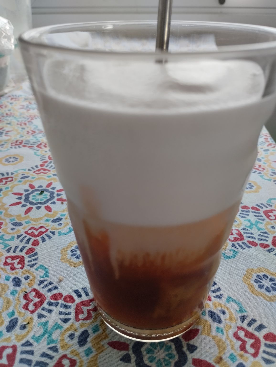 Iced latte para refrescar a tarde. Coloquei um pouco de xarope de limão siciliano e harmonizou super bem com as notas de maracujá e limão desse café. 💜