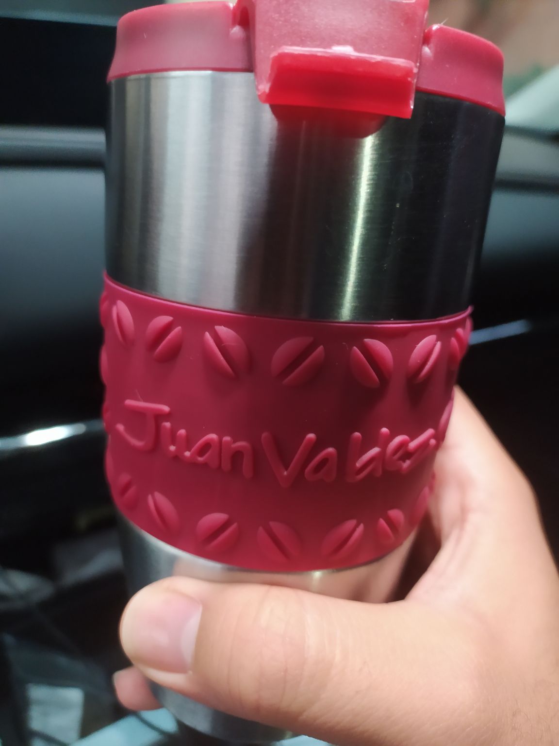 Hoy toco preparar café para el camino porque no dió tiempo de degustarlo en casa; mi café en esta ocasión es un Juan Valdez de la Sierra Nevada de Santa Marta.