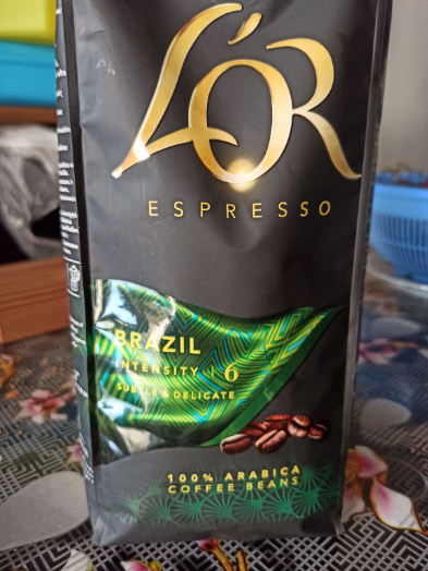 perfect smooth espresso, balanced taste, small coffee beans