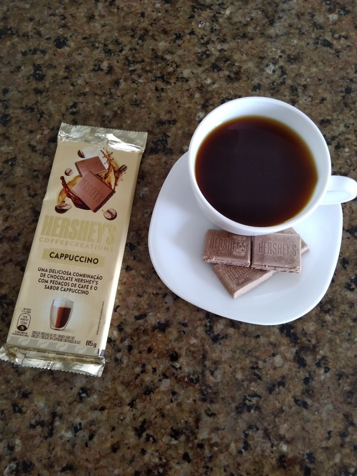 Café feito na moka combinado com Hershey's com pedaços de café no sabor Cappuccino ☕ 🍫🍫😋🤩