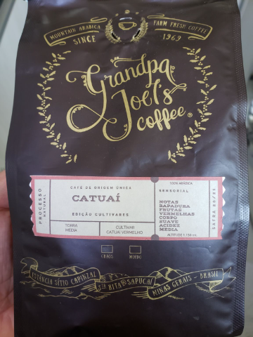 Corpo suave, acidez média, notas de rapadura e frutas vermelhas. 