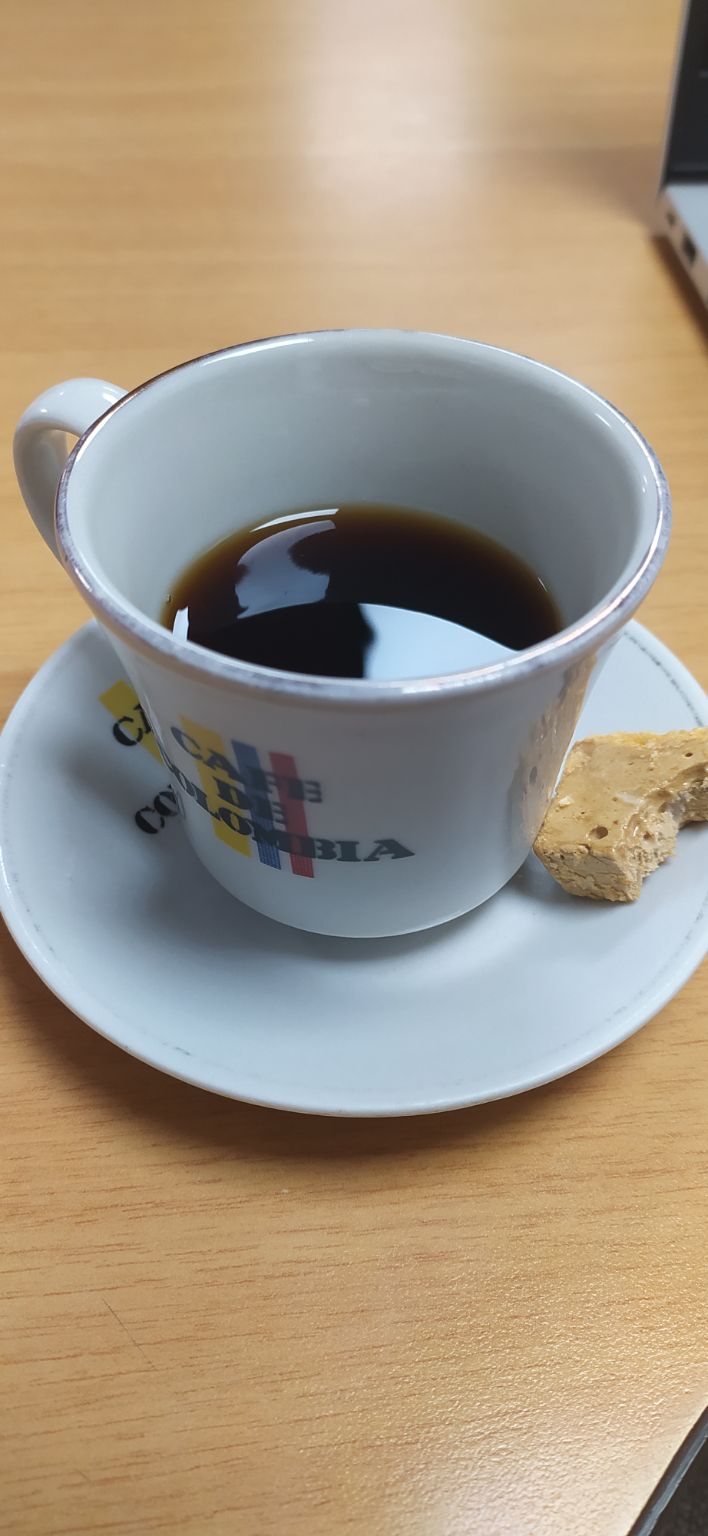 Nada mejor que terminar de almorzar y tomarse un tinto como lo llamamos en Colombia con una dulce de acompañante.