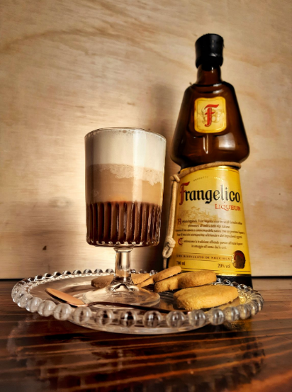 Hoje fiz algo parecido com um moka com uma dose de Frangelico e gostei bastante. O gostinho de avelã é álcool no fim ficou ótimo. 