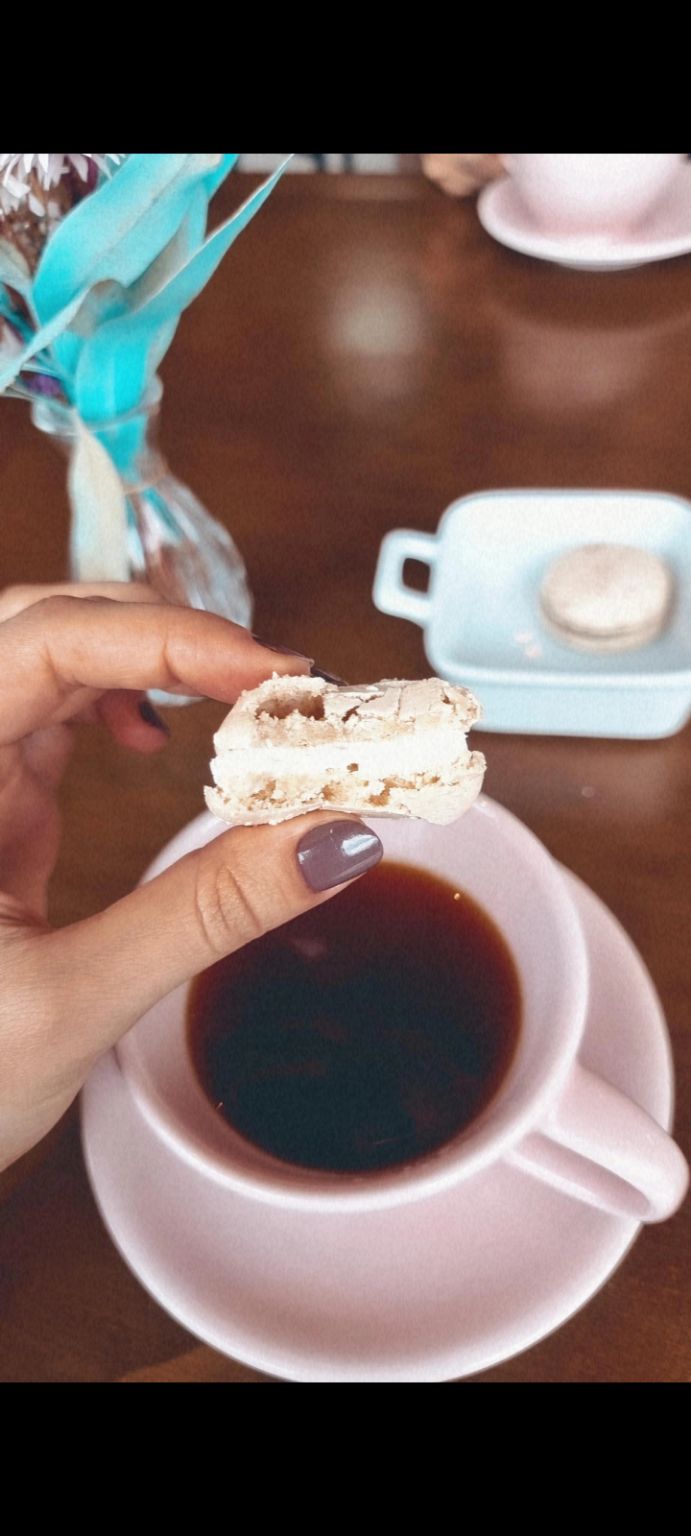 Coconut macaron & Ridículo (Manana Café - Cwb BR)