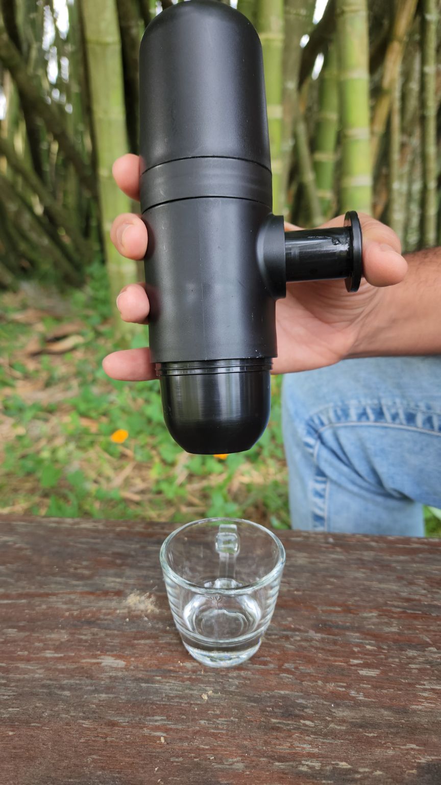 Hoy preparo mi espresso portátil en un parque al aire libre.