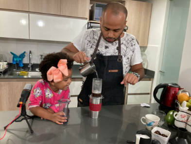 Celebración del día del padre. Preparando café con mi hija. Si quieres ver el video completo sigue nuestro canal en Youtube, rincon del café.