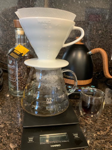 Hoje foi dia de experimentar a edição especial da Unique Cafés, o Honey - Robson Vilela Martins. Fiz a extração no V60. Ponto alto para o mel e corpo licoroso deste café! Um café super especial! Proporção 1:10, com 2m30 de tempo de extração. 