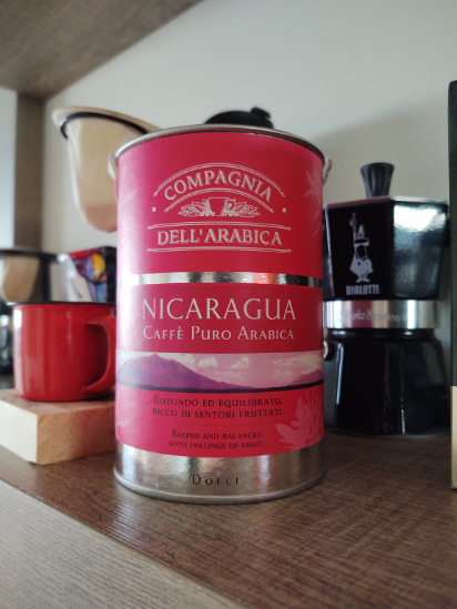 Essa latinha é precisosa! Presente maravilhoso de amigo oculto de Natal! Fui degustando aos poucos, saboreando ao som de boa música e acabou hoje... Snifff... Frutado e intenso!! Realmente lembra fruta vermelha madura. Vale a pena experimentar esse exemplar! #CompagniaDellArabica #CaffeCorsini #coffelovers #cafeévida 