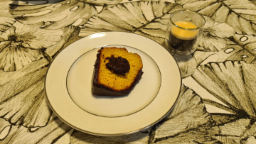Bolo de cenoura com cobertura de chocolate e café!! 😍😍😍