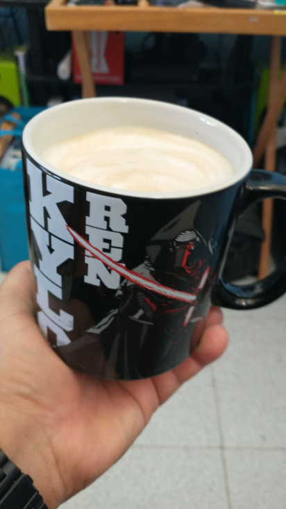 Hace unos añitos atrás me regalaron este tazón después de ver la película de la saga de Star Wars un jueves.