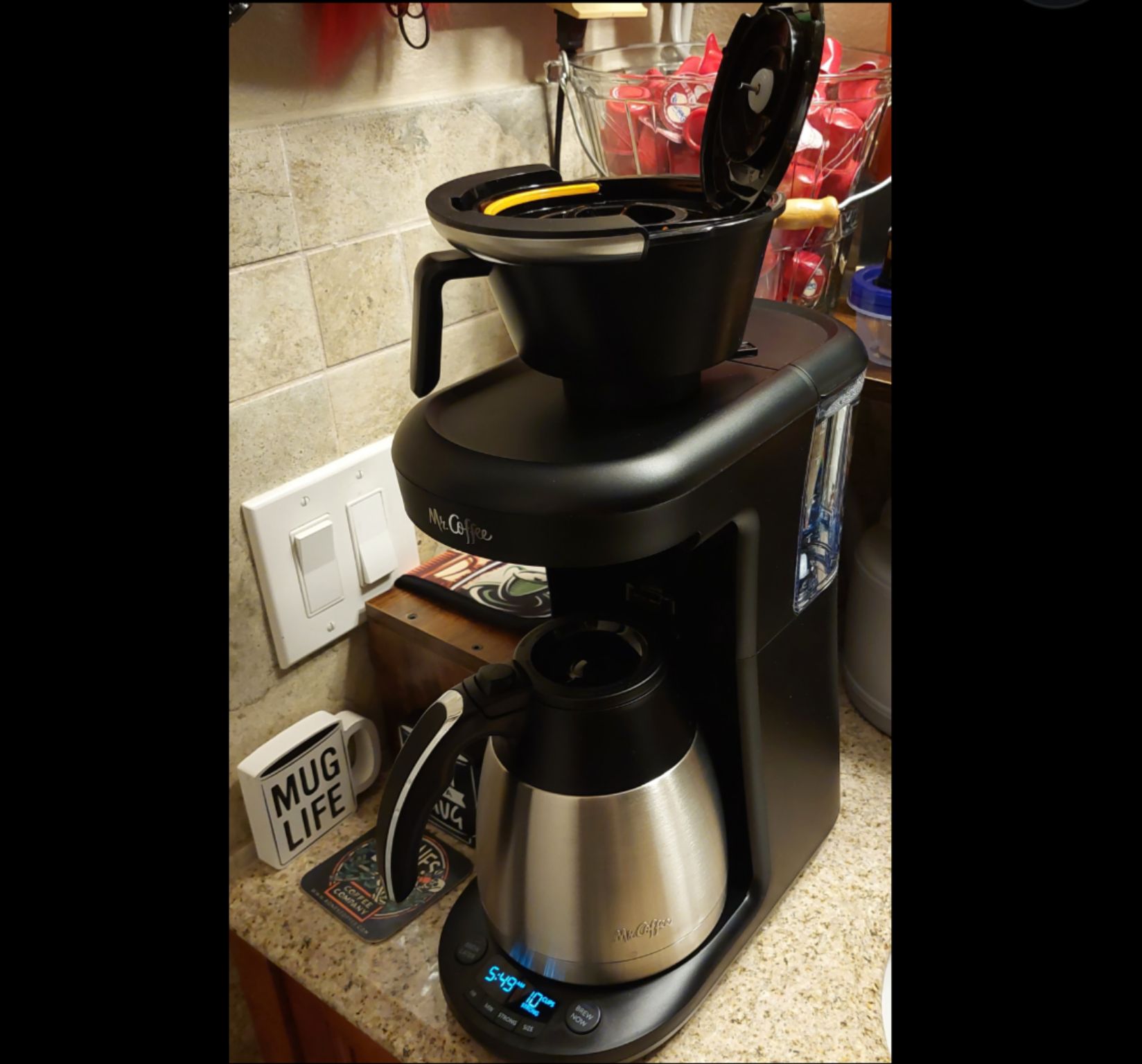 Got a new machine! 🥳😁👏☕️☕️
It's the Mr. Coffee Pod+10cup Combo Brewer! 
Loving it so far! Brew options: standard ground drip, kcups/pods, or standard ground drip through the single serve basket. Brew later/program option. Water tank with filtration. Carafe is insulated stainless steel, and there is no plate warmer built into the machine base. (I go through my coffee too quick to need a warmer, anyway. 😆)