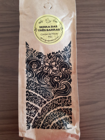 Aromas florais e de maderia macia. Acidez baixa e corpo cremoso, bem macio. Paladar de açúcar queimado e cereja em calda, que é longo e agradável no retrogosto. Adorei esse. 