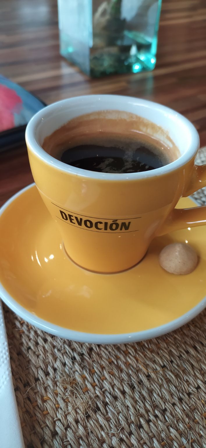 Aquí probando un buen café en la ciudad de Medellín.