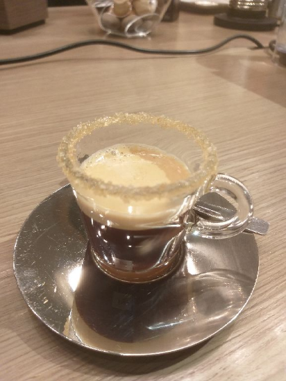 Espresso com açúcar e sal rosa na borda 