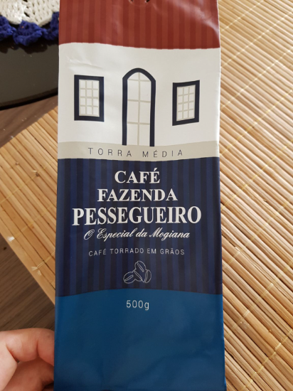 Aromas doces de chá de fruta, acidez equilibrada e corpo médio e macio. Paladar de chocolate amargo e frutas do mato.