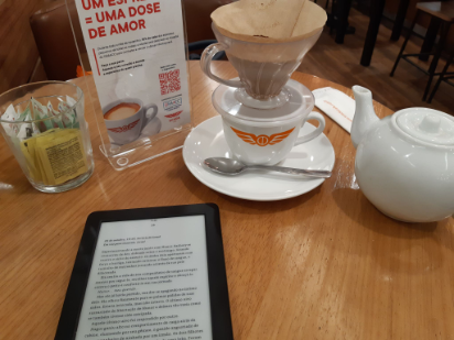 Um bom sábado com as coisas que amo.
Primeira vez tomando um café dito gourmet, achei uma delícia quero experimentar outros tipos de grãos.