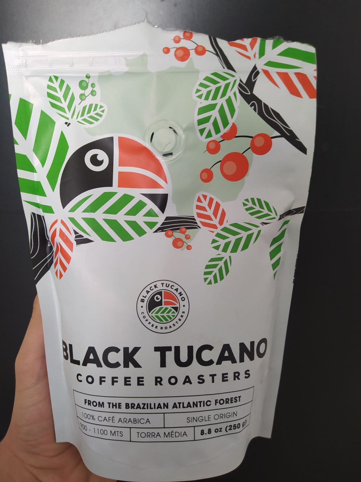 Café de qualidade com características peculiares, como é de se esperar de um café de origem única.
Não são as notas que eu costumo buscar (mamão + doce de leite), mas deve encontrar seus apreciadores.