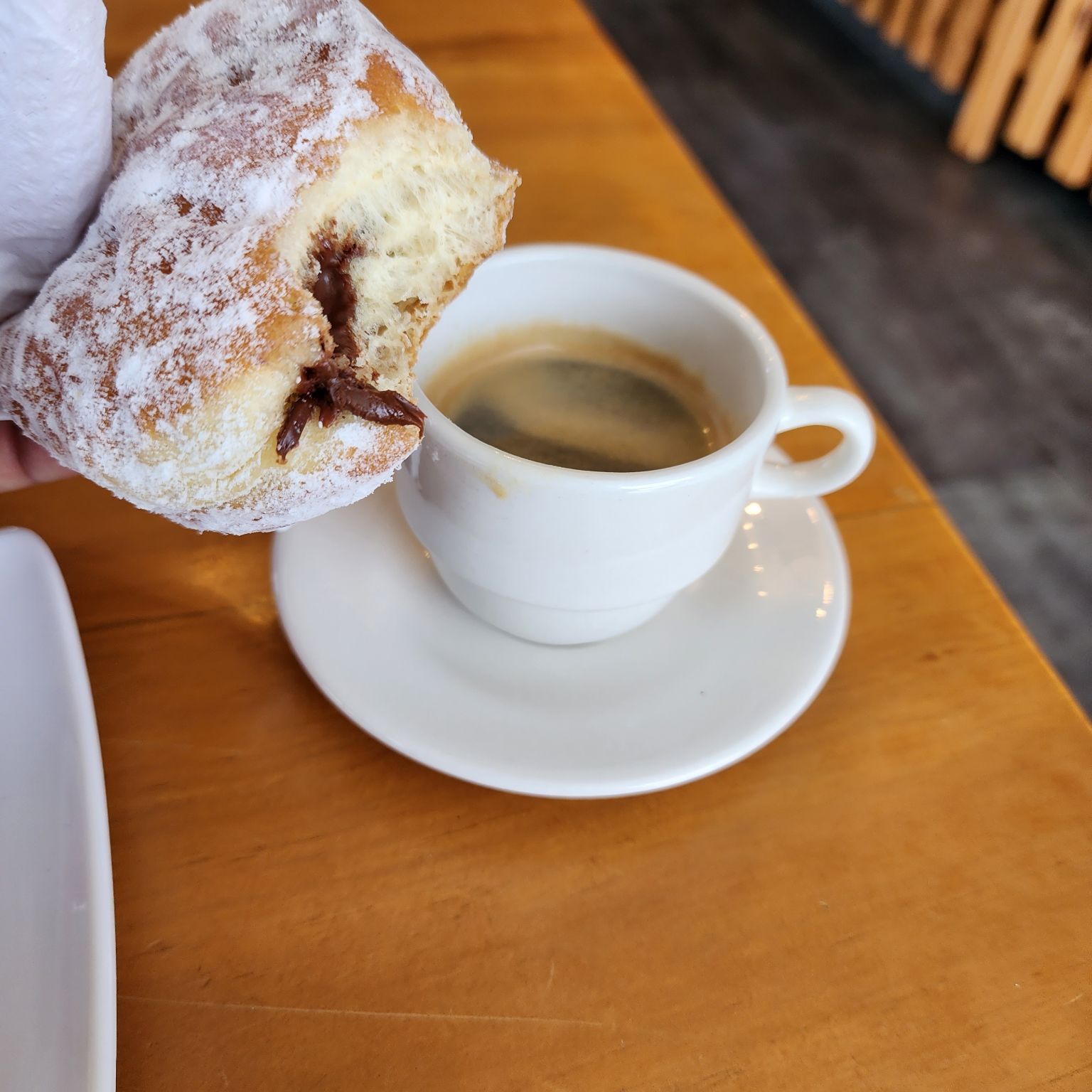 Hoy me tomó un expreso doble con una 🍩 de Nutella.