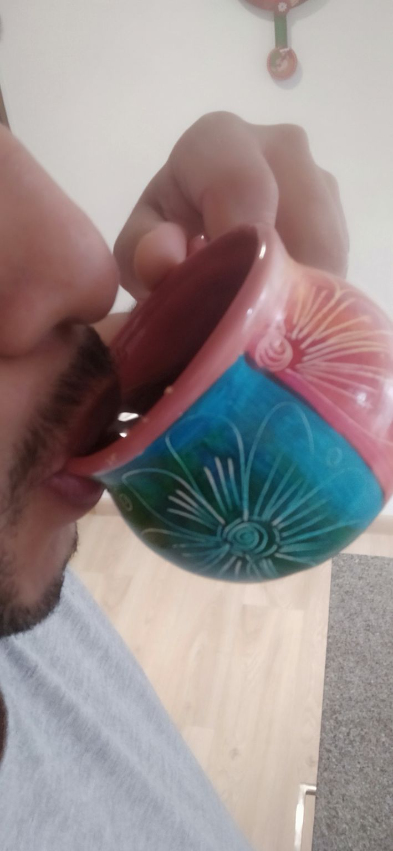 A todos los amantes de la mejor bebida del mundo les digo que aquí disfruto hoy un delicioso café matiz.