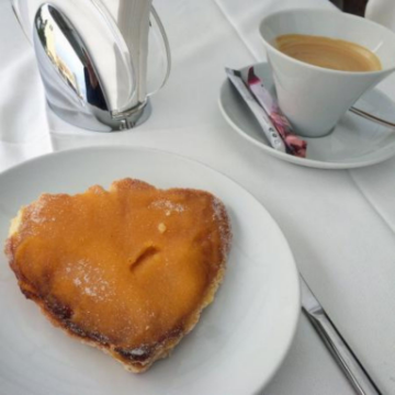 Abatanado com um Palmier coberto de Recheio, aqui na Garret no Estoril, você encontra