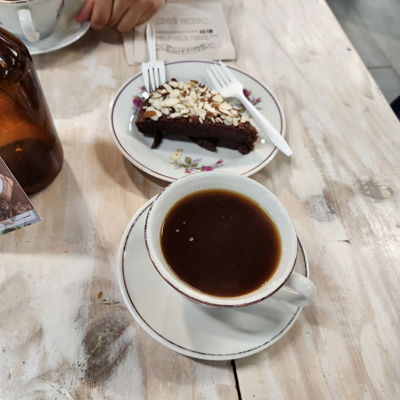 Hoy acompaño este delicioso café americano con un browni.