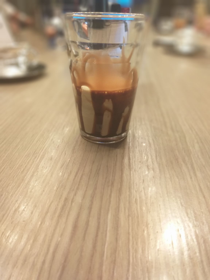 Drink gelado com kazaar feito na máquina barista
Receita: 25 ml de kazaar resfriado com 2 cubos de gelo
50 ml de creme de leite
4g de açúcar 
Colocar tudo na maquina na opção café vienna