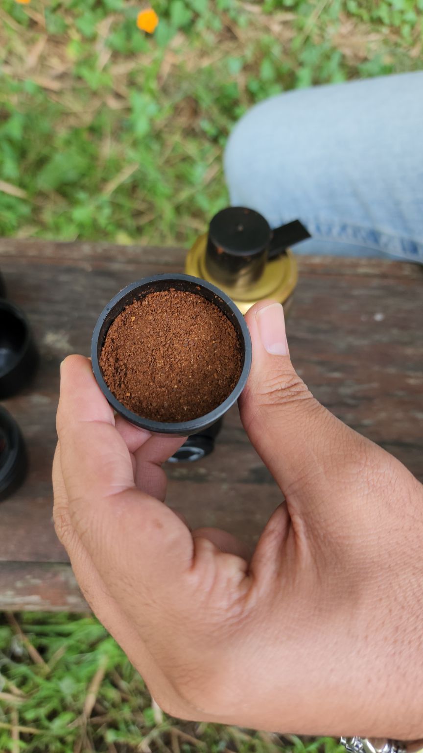 Listo el café para mi espresso portátil.