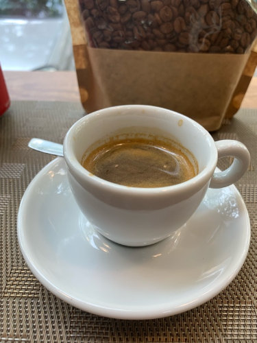 Café bom mas não foi bem tirado na máquina de espresso