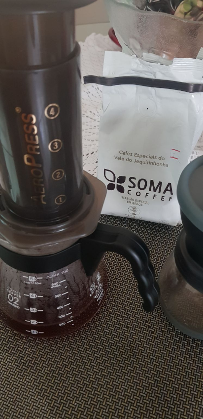 Cafezinho da tarde... Fiz com a mesma receita do post anterior... Nessa metodologia, preferi esse grão do Vale do Jequitinhonha, limpo, bem frutado e tons caramelados ao final. Uma boa surpresa do norte de minas. 