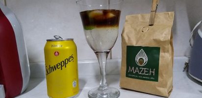 Café mazeh extraído na aeropress com tônica gelo e limão.