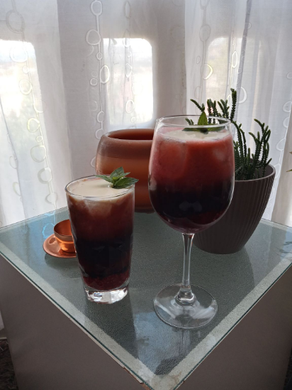 Un rico café frio con frambuesa para pasar la tarde.