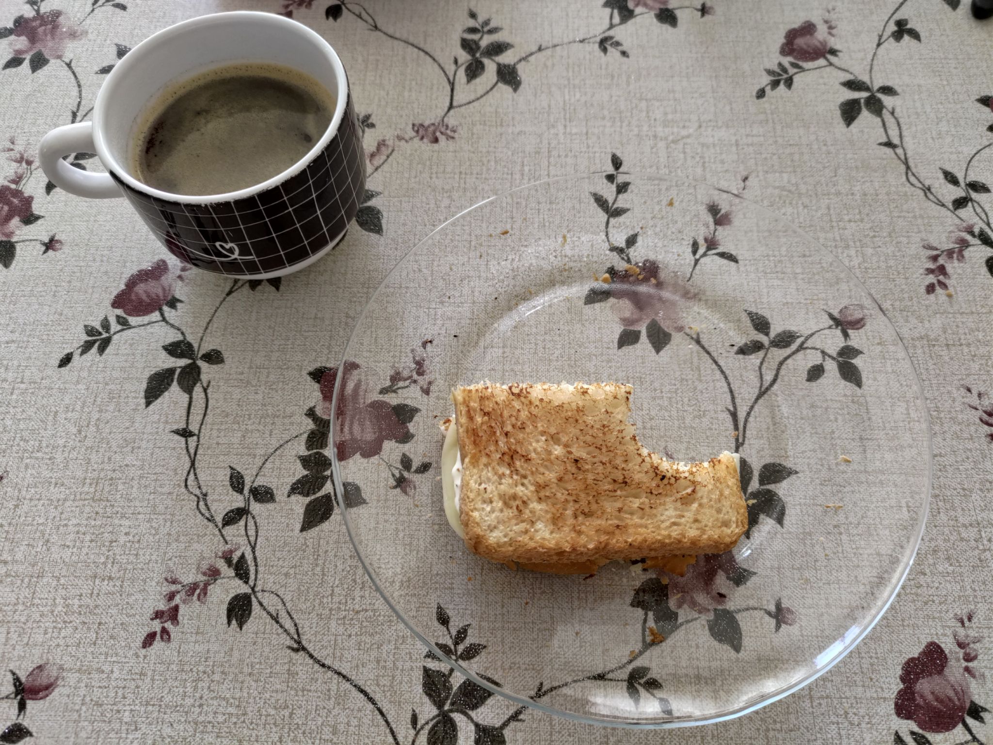 Cafezinho da manhã saboroso e leve, pra começar o dia já com ânimo e de forma agradável. Sabor marcante e intenso.