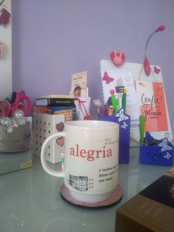 Essa xícara é meu acessório de café preferido! Lembrança de uma querida amiga, ela já tem até um rachadinho, mas ocupa um espaço especial no meu coração!
O café, por sua vez, é de torra média. Gosto adocicado.