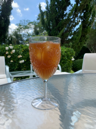 Começando o dia com espresso tônica. Feito com cold brew, tônica e limão! 🥰