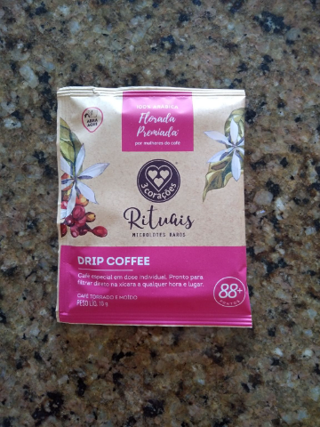 Me surpreendendo com a qualidade deste café florada premiada em método Drip. De sabor marcante com acidez equilibrada, tem uma cor vermelho-amarronzada, porém não muito escura. Pontuação: 88+.