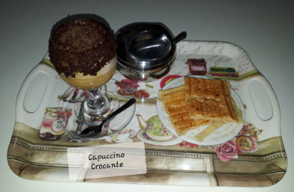 Bora tomar café? Capuccino crocante saindo harmonizado com pão de queijo quentinho feito na sanduicheira! Uma delícia!!!
