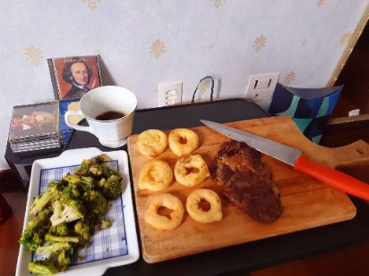 Lunch time: what do we have here, a wonderful Brazilian steak (ancho steak, asour argentinian brothers use to call), roasted potatoes, broccoli, and... a fresh special coffee (still yellow bourbon from Orfeu coffee brand), in his nice acidity, light roasted, smooth aftertaste, and that touch of citrus fruit but well done  mature, so it is sweet. All this surrounded by Mr. Meldelssohn's powerfull classical music. Cheers!