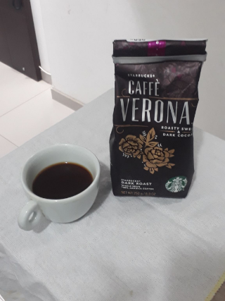 Café para pessoa decidida.... para quem sabe o que quer da vida, vai direto ao assunto, o cacau vem discretamente no inicio acompanhado um sabor envolvente de café de verdade, mas com um fundo perfumado arenoso e doce.