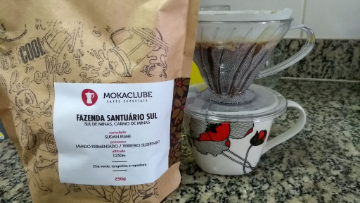 Um café incrível, que veio com a torra fresquinha, trazendo toda sua complexidade de aromas. Notas cítricas de tangerina deliciosas e com bastante doçura. Corpo leve característico de cafés lavados e com uma torra mais clara. Um café perfeito para o método V60, que resultou em uma xícara de café maravilhosa.