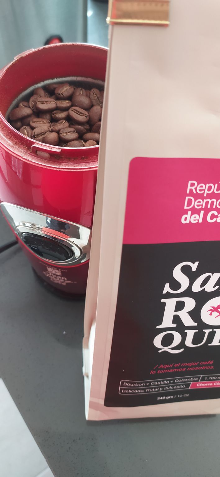 Listo mi molino y listo el café de esta semana que esta muy bueno, y es de San Roque Antioquia.