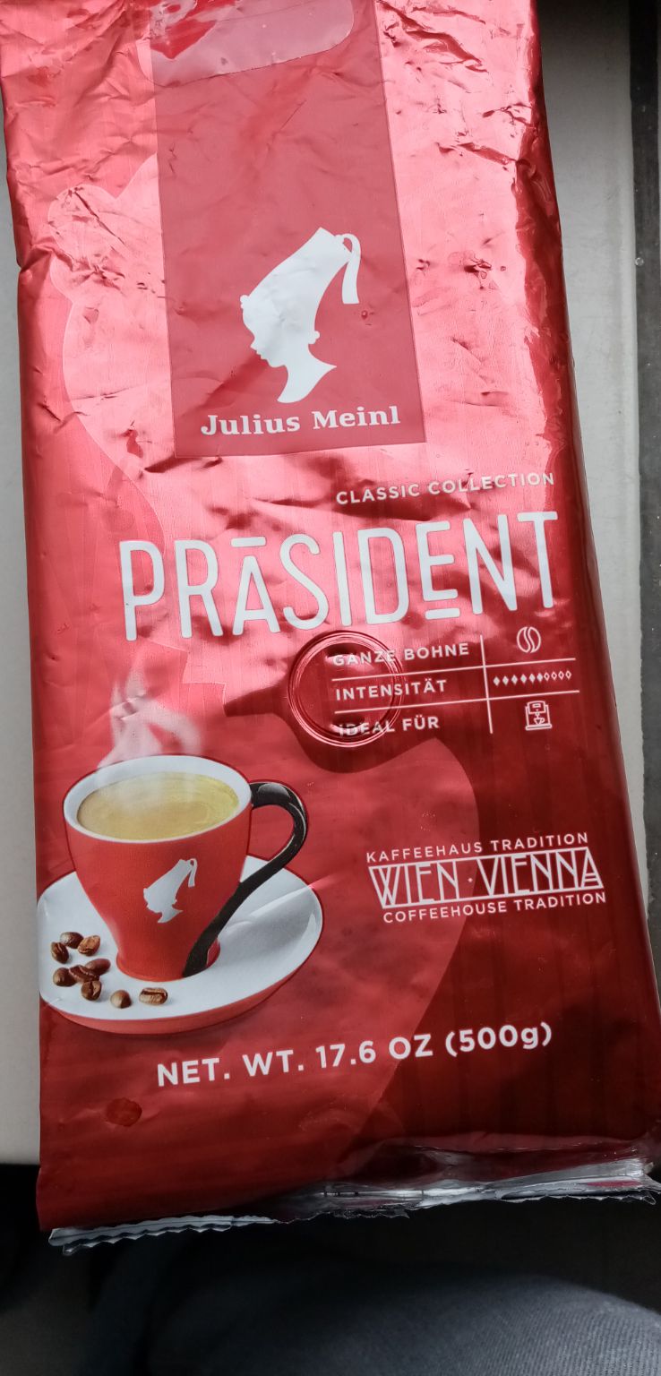 It says 'typical Viennese roast, a fresh chocolate aroma and well-balanced taste' with an indication of medium-high intensity, medium sweetness and medium-low acidity.

I am Viennese and brew drip, pour over and espresso with it. With a variety of coffee-water ratio. To me it was harsh, bitter, dark, almost brutal with no body at all. Like it hits you in the face and a second later has vanished. Not pleasant. 